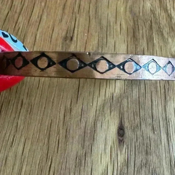 Adjustable vintage copper bangle bracelet with etched detail - Picture 2 of 5